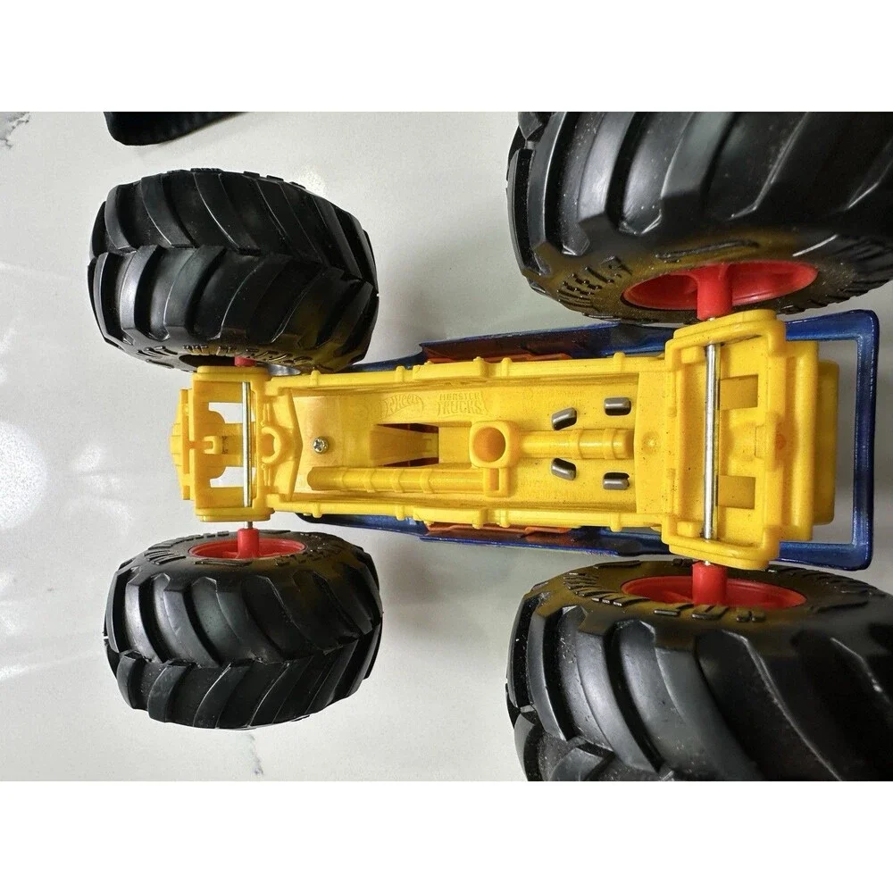 Hot Wheels 1:24 Skeleton Crew Monster Truck BIG Tires Independent Suspension!!